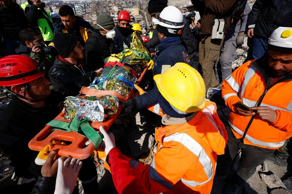 Des sauveteurs transportent une fillette syrienne de 5 ans