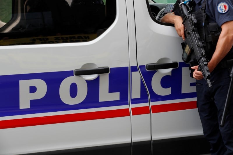 Un policier suspendu apres une video de violences