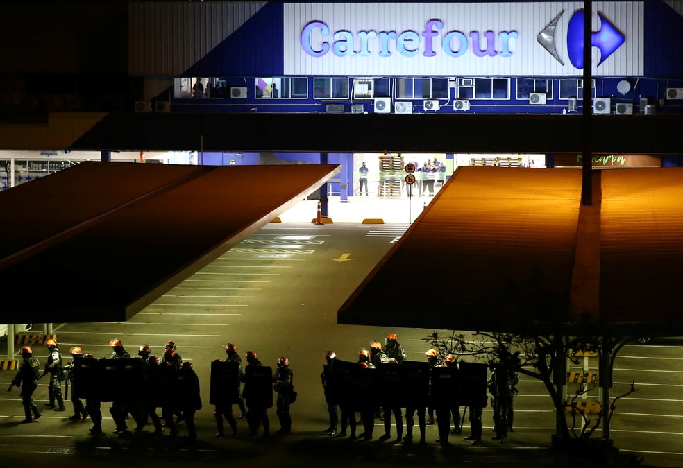 La justice bresilienne reclame 31,5 millions d'euros a carrefour brasil apres le lynchage d'un homme par des vigiles