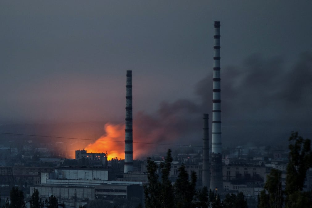 L'evacuation de l'usine chimique de sievierodonetsk interrompue par les bombardements ukrainiens, dit la tass