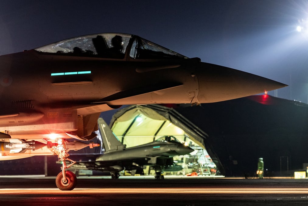 Un avion typhoon de la royal air force britannique se prepare a mener des frappes contre des cibles houthis