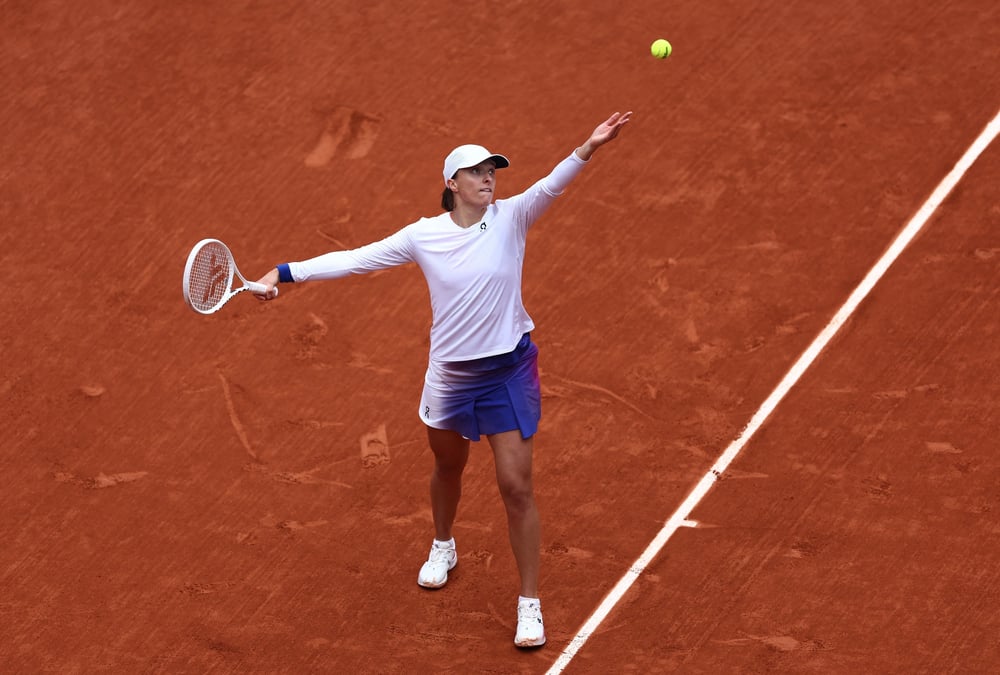 Iga swiatek de pologne lance une balle pour servir lors de son match roland garros contre anastasia potapova de russie