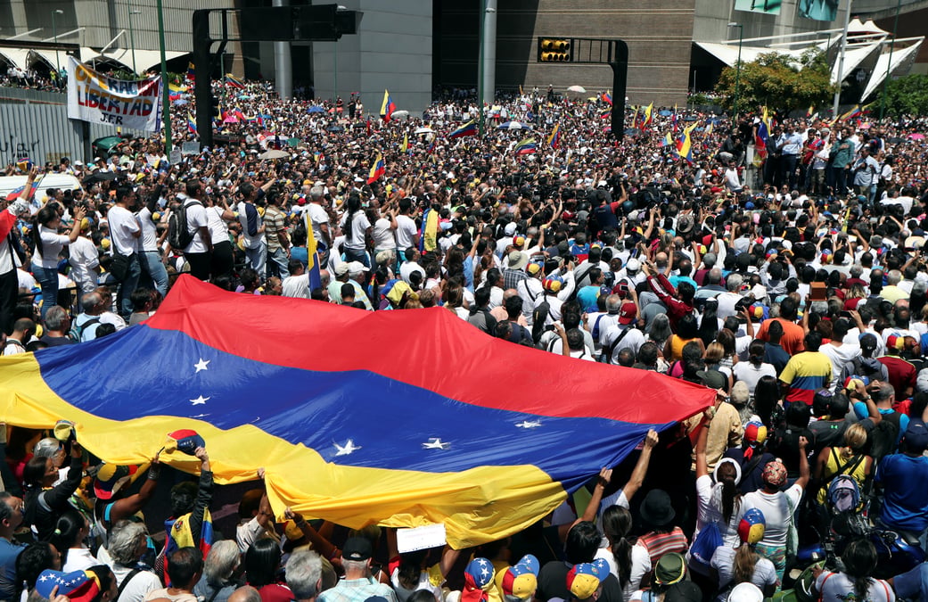 Les venezueliens manifestent pour guaido, contre maduro