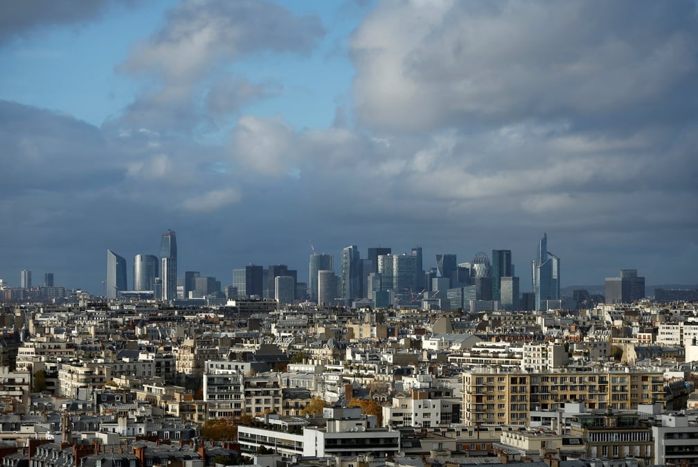Vue du quartier d'affaires de la defense et des toits du 16e arrondissement a paris