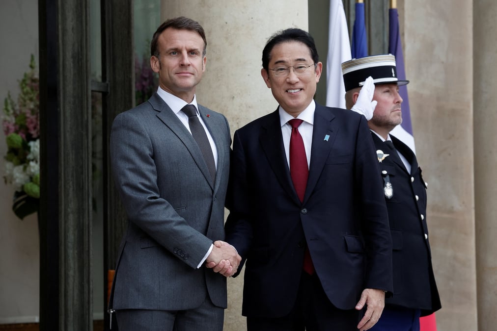 Le president francais macron rencontre le premier ministre japonais fumio kishida