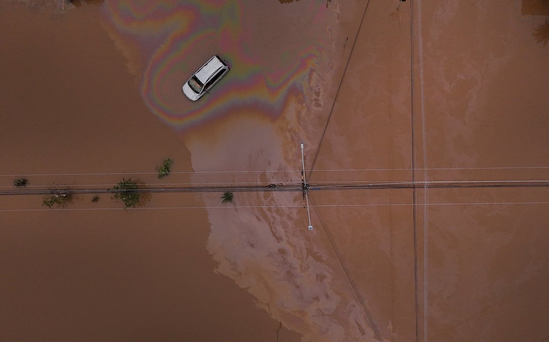 Une vue par drone montre une voiture dans une rue inondee a eldorado do sul, au bresil