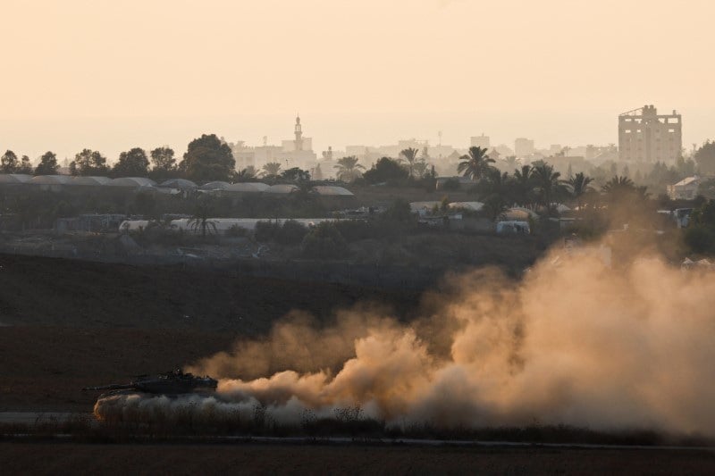 Un char manoeuvre pres de la frontiere entre israel et gaza