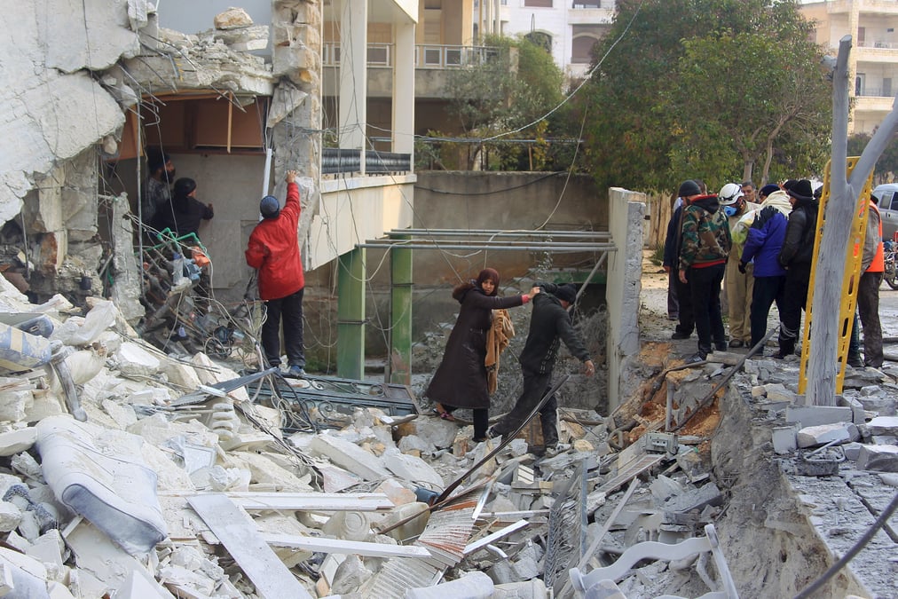 Raids aeriens sur le centre d'idlib en syrie