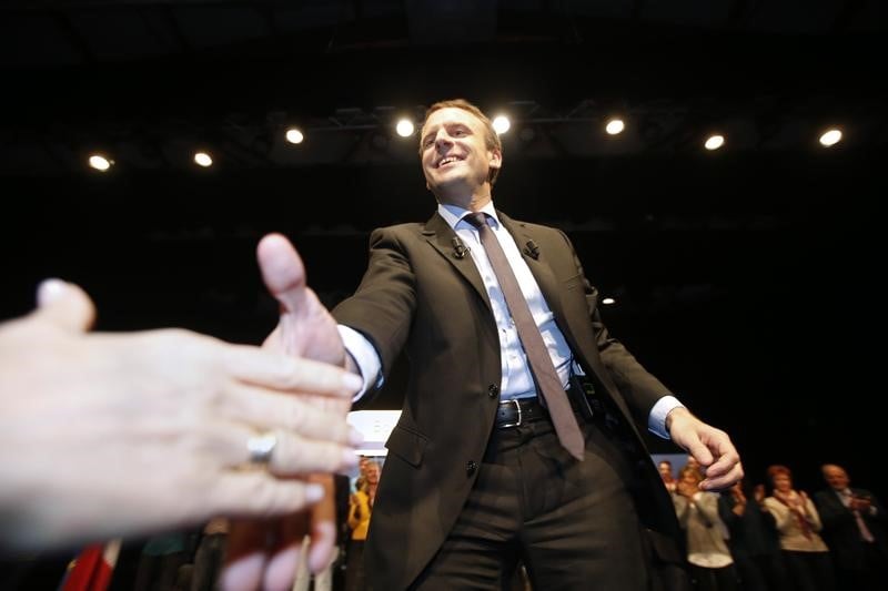 Macron promet une revolution democratique