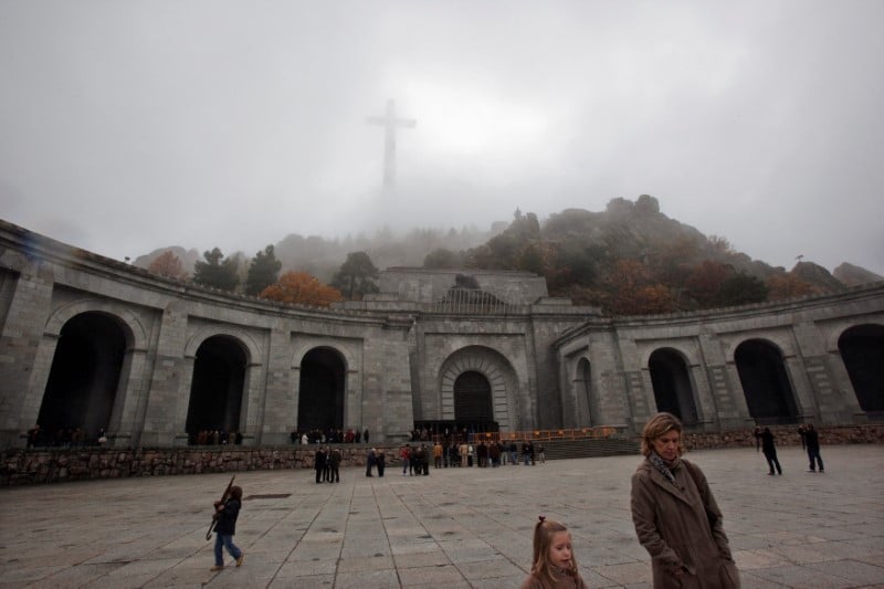 Le parlement espagnol vote l'exhumation des restes de franco