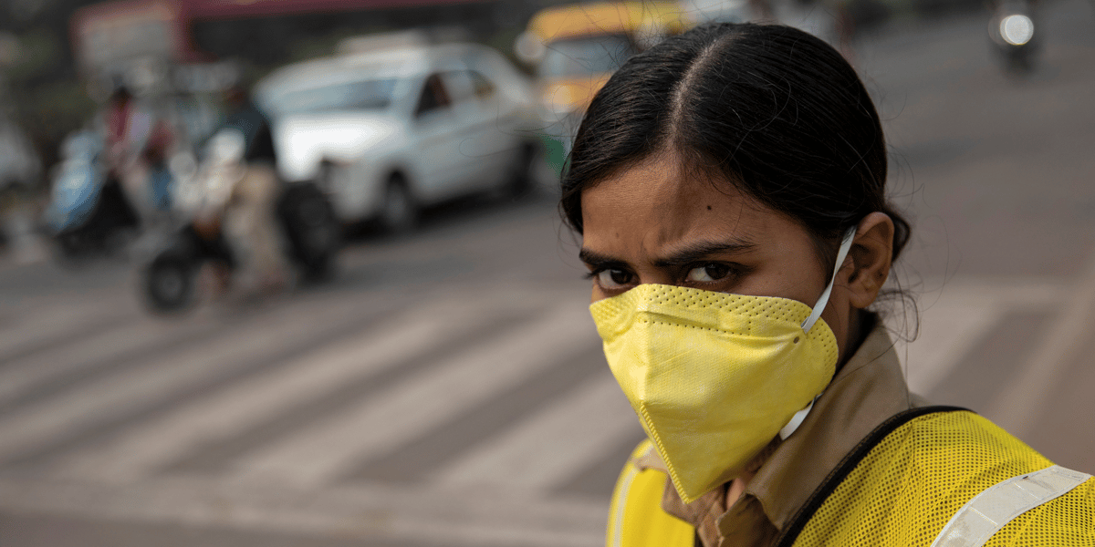 New Delhi (Inde), le 4 novembre 2019. Une policière porte un masque pour se protéger de la pollution de l'air, lors d'une journée de restriction sur les véhicules privés.
