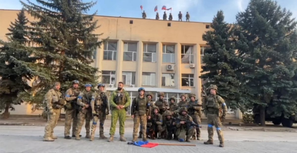 Les forces armees ukrainiennes font une declaration devant le bureau de l'administration de la ville de lyman