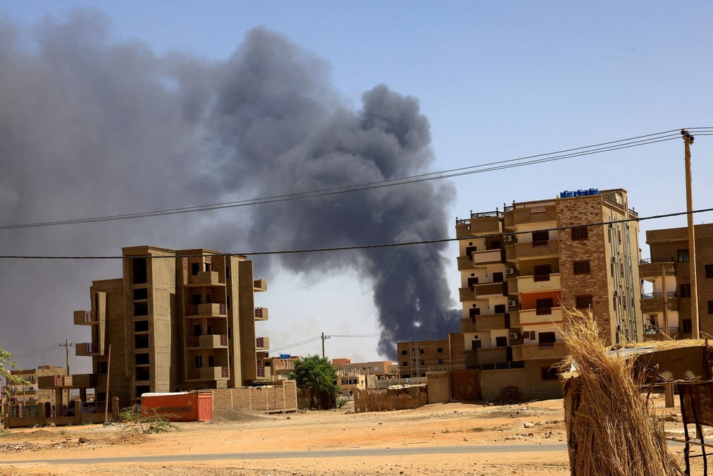 Photo d'archives: de la fumee s'eleve au-dessus des batiments apres un bombardement aerien a khartoum nord