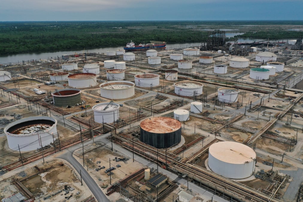 Un petrolier et de reservoirs d'exxon mobil a beaumont, aux etats-unis