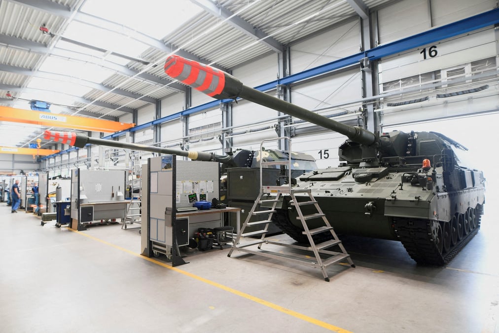 Rheinmetall, premier fabricant européen de munitions, a annoncé la semaine dernière qu’il allait réorienter la production de deux usines actuellement consacrées aux pièces automobiles essentiellement vers des équipements de défense.
