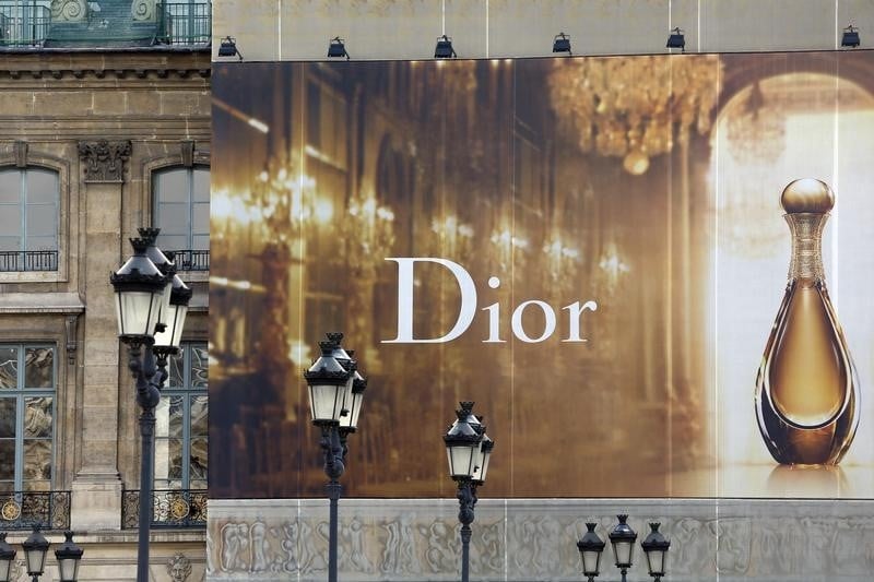 Les valeurs du luxe, dont lvmh, chutent en bourse de paris a mi-seance