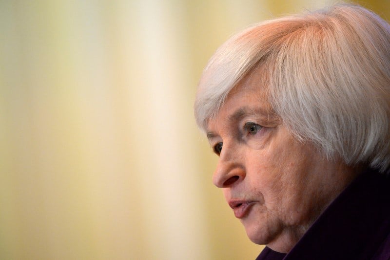 La fed maintient sa politique, prevoit deux hausses en 2016