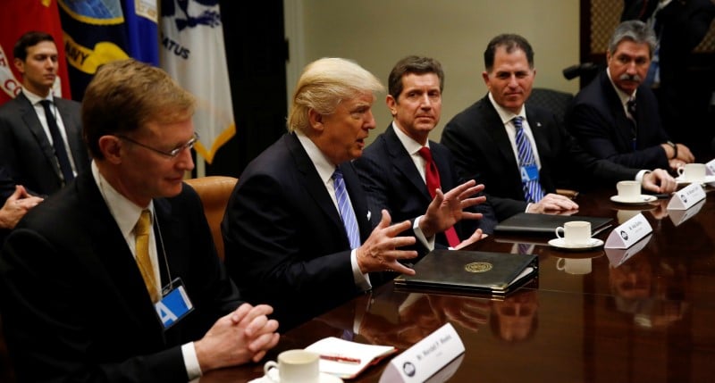 Trump promet aux industriels de diminuer impots et regulations