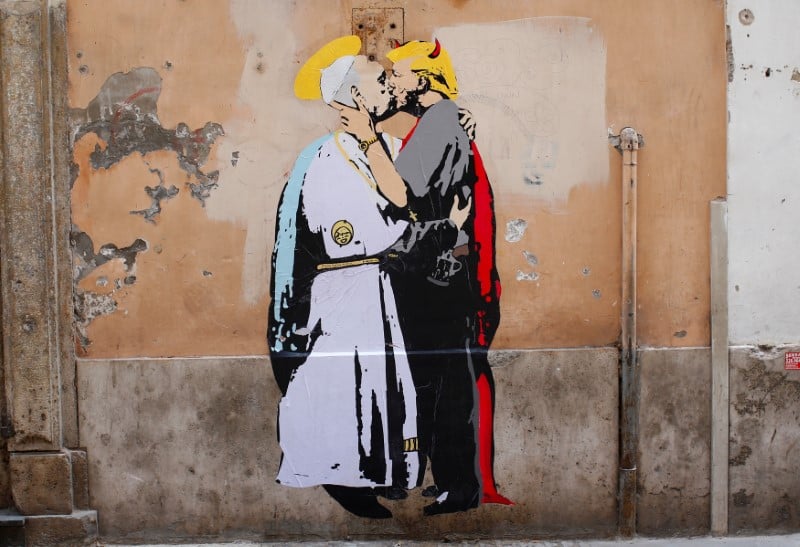 Peint sur un mur pres du vatican, le pape embrassant trump...
