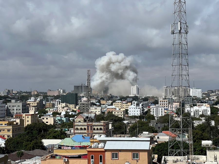 De la fumee s'eleve apres l'explosion d'une voiture piegee a mogadiscio