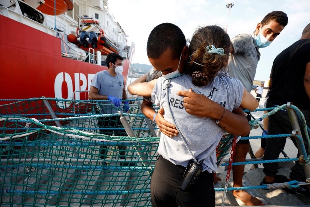 Des migrants debarquent du bateau de sauvetage open arms apres leur arrivee au port de messine