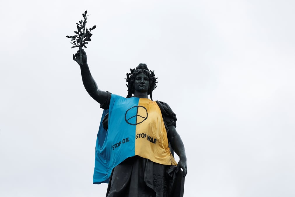 La statue de marianne habillee d'un drapeau national ukrainien sur la place de la republique a paris