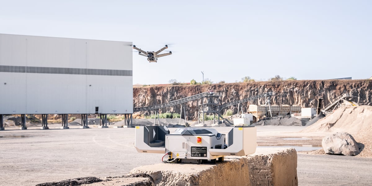 Instadrone lance son drone autonome destiné à des sites industriels pour des opérations récurrentes d'inspection, de cartographie ou de sûreté des installations.