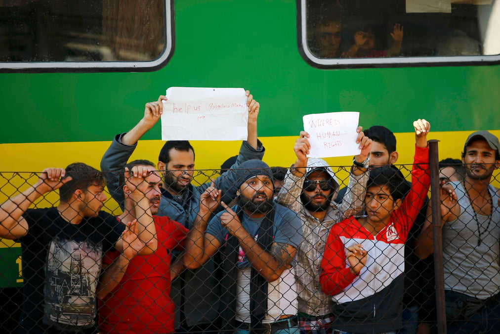 Des centaines de migrants restent bloques a l'ouest de budapest