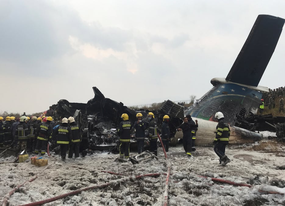 Un avion de ligne bangladais s'ecrase a katmandou au nepal