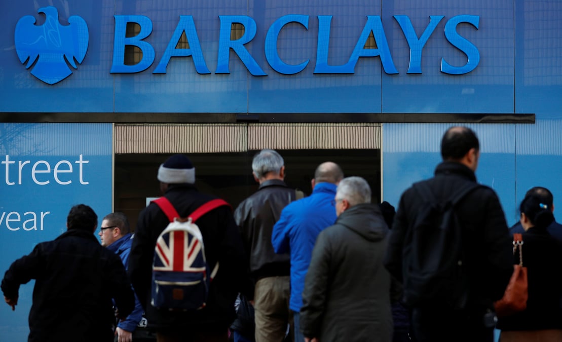 Le patron de barclays vise par une enquete sur ses liens avec epstein