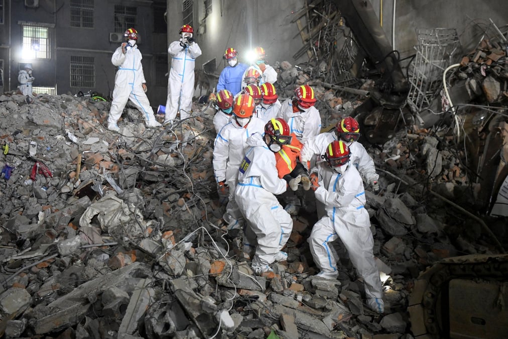 Chine: un immeuble residentiel s'effondre a changsha, 53 morts