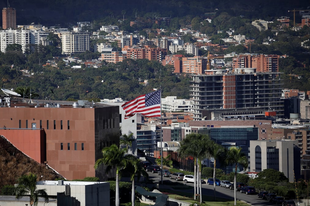 Un drapeau americain flotte a l'ambassade des etats-unis a caracas