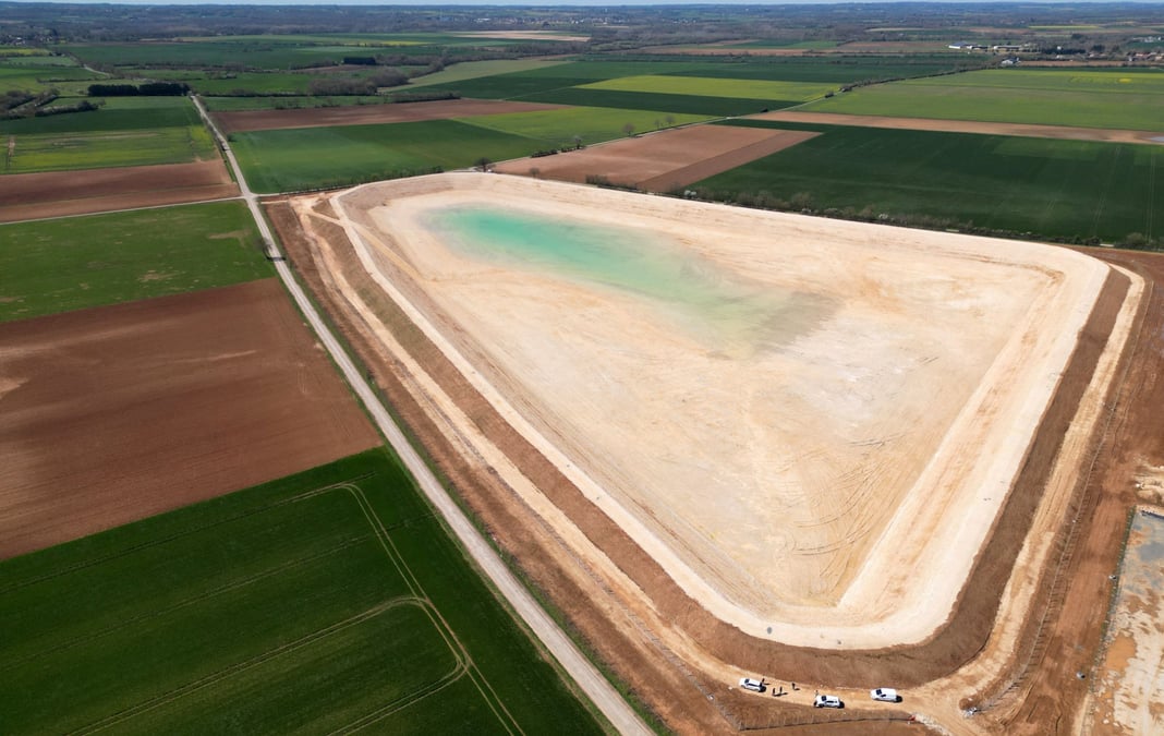 Deux retenues d'eau agricoles, plus grandes que celles de Sainte-Soline dans les Deux-Sèvres (en construction sur la photo), pourraient être construites dans le Puy-de-Dôme.
