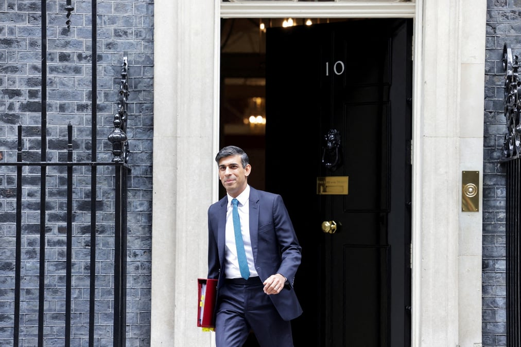 Le premier ministre britannique rishi sunak sortant du 10 downing street