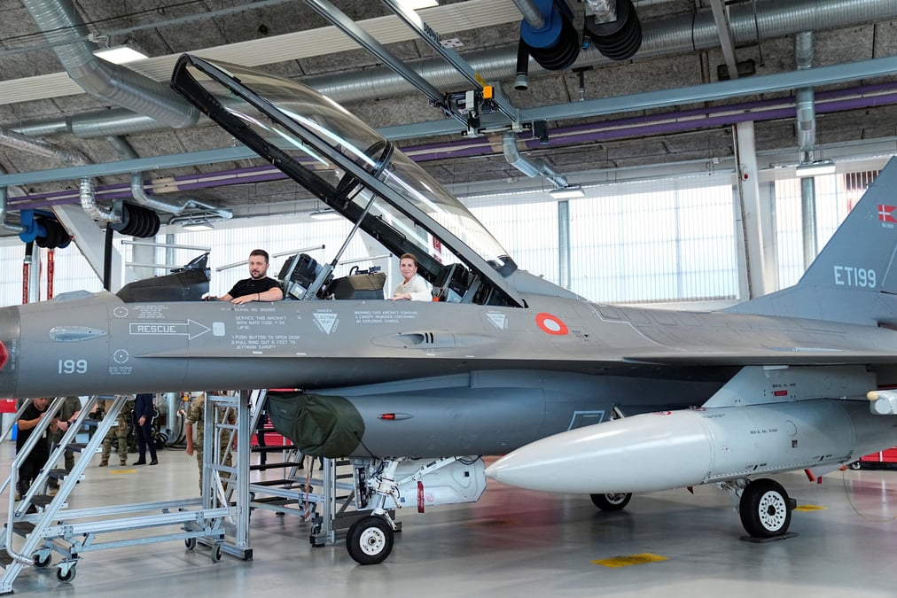Volodymyr zelenskiy et mette frederiksen dans un avion de chasse f-16 sur la base aerienne de skrydstrup a vojens, au danemark