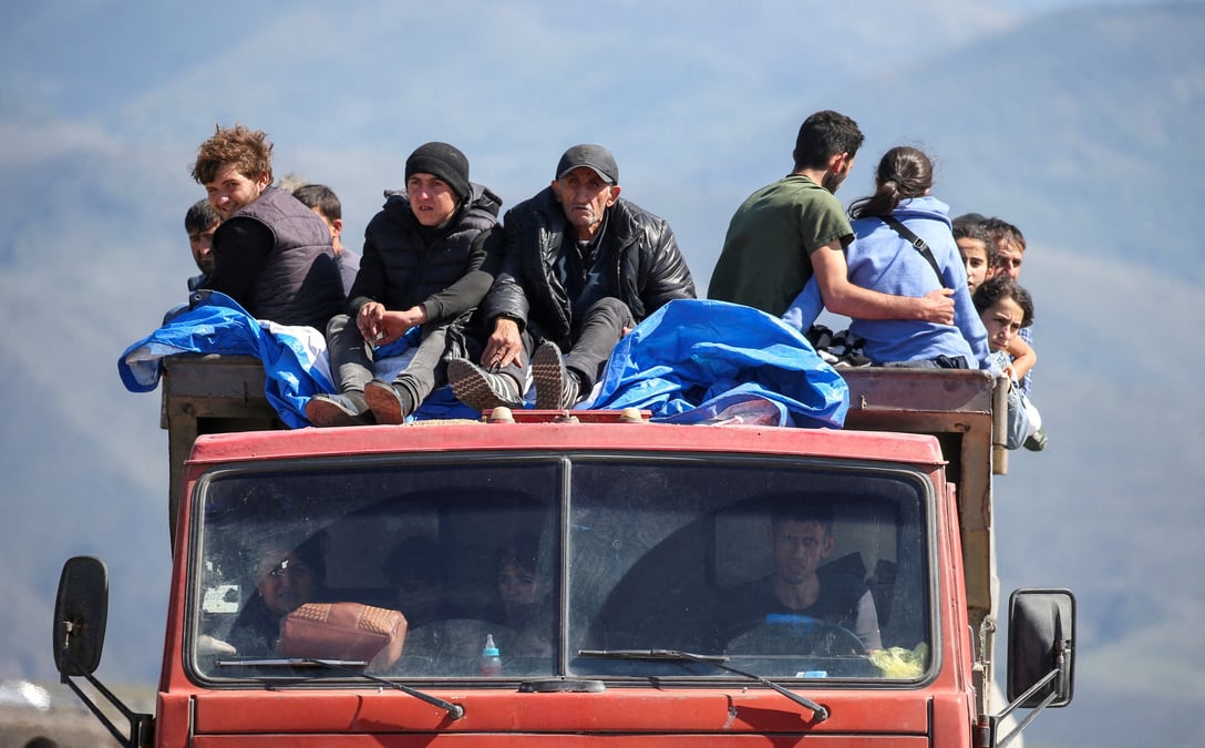 Refugies de la region du haut-karabakh sur un camion a leur arrivee au village frontalier de kornidzor