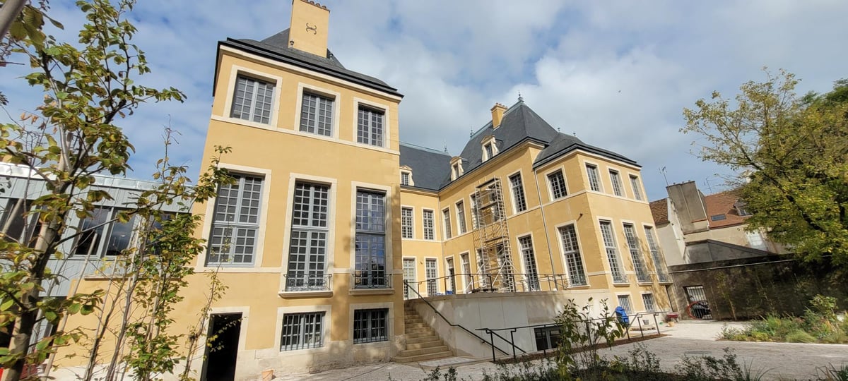 L’OIV s’installe, en ce mois d’octobre, dans son nouveau siège dijonnais : un hôtel particulier du 17e siècle, inscrit au titre des monuments historiques.