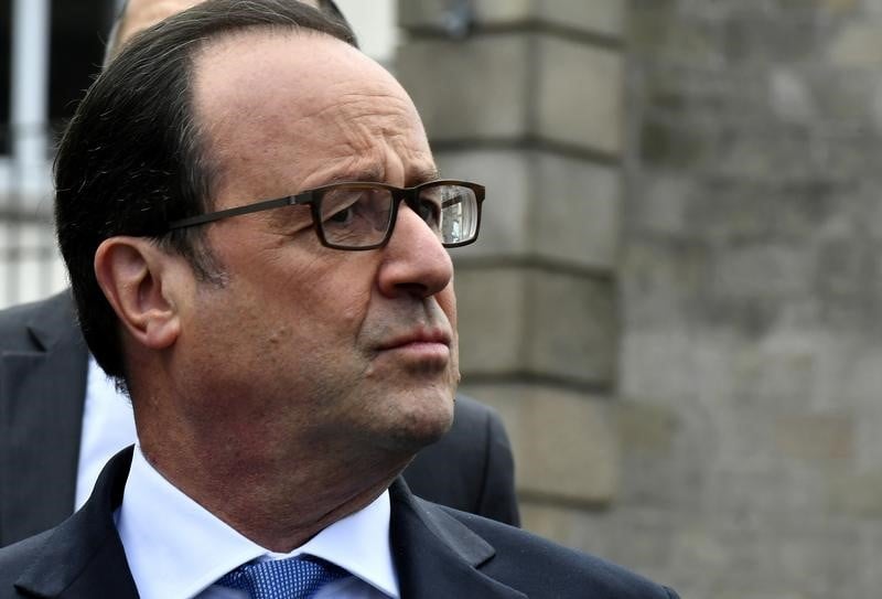 Syrie: hollande appelle a "menacer" la russie, s'indigne d'afrin