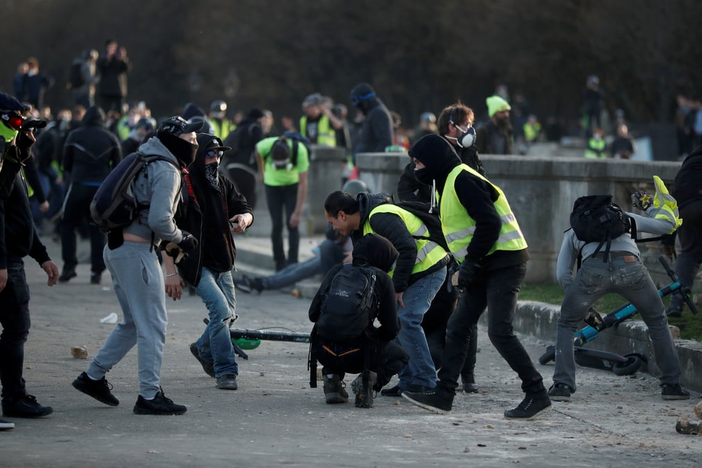 Gilets jaunes: ceux qui vont aux manifs violentes sont complices, dit macron