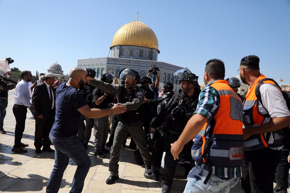 Bousculades et grenades assourdissantes sur l'esplanade des mosquees