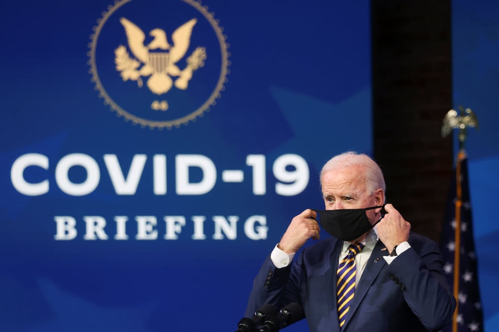 Biden fustige la politique vaccinale de trump