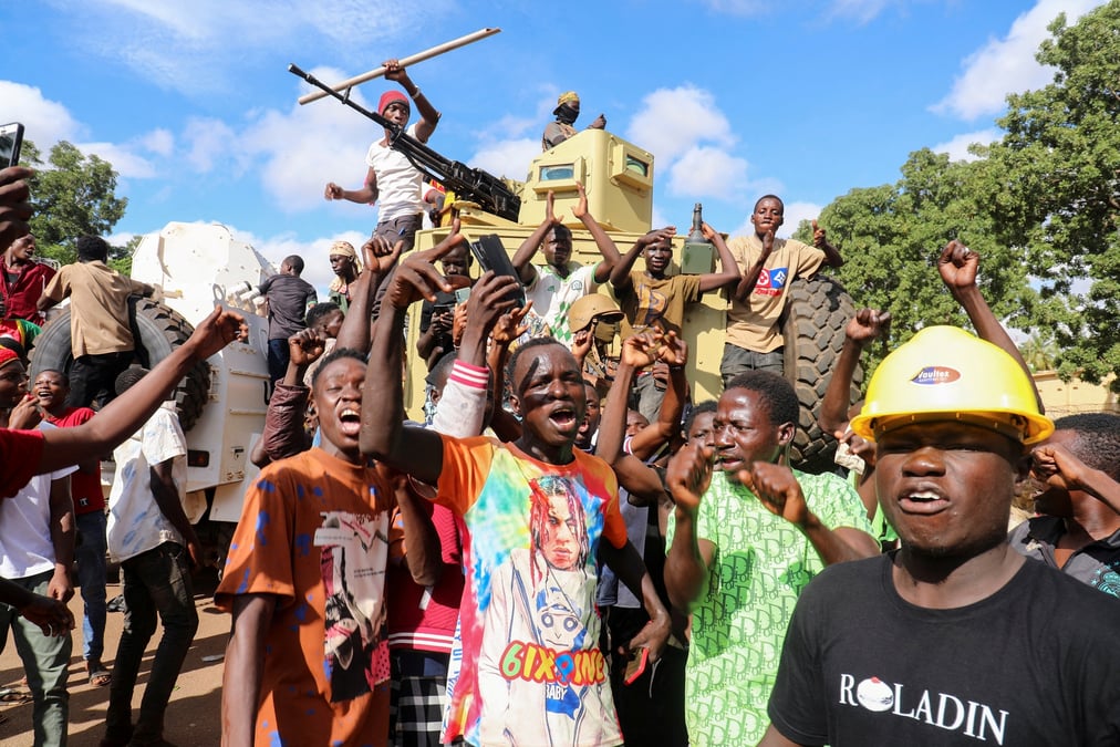 Des partisans du nouveau leader autoproclame du burkina faso, ibrahim traore, manifestent a ouagadougou.