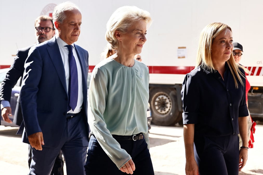 La presidente de la commission europeenne ursula von der leyen sur l'ile de lampedusa, en italie