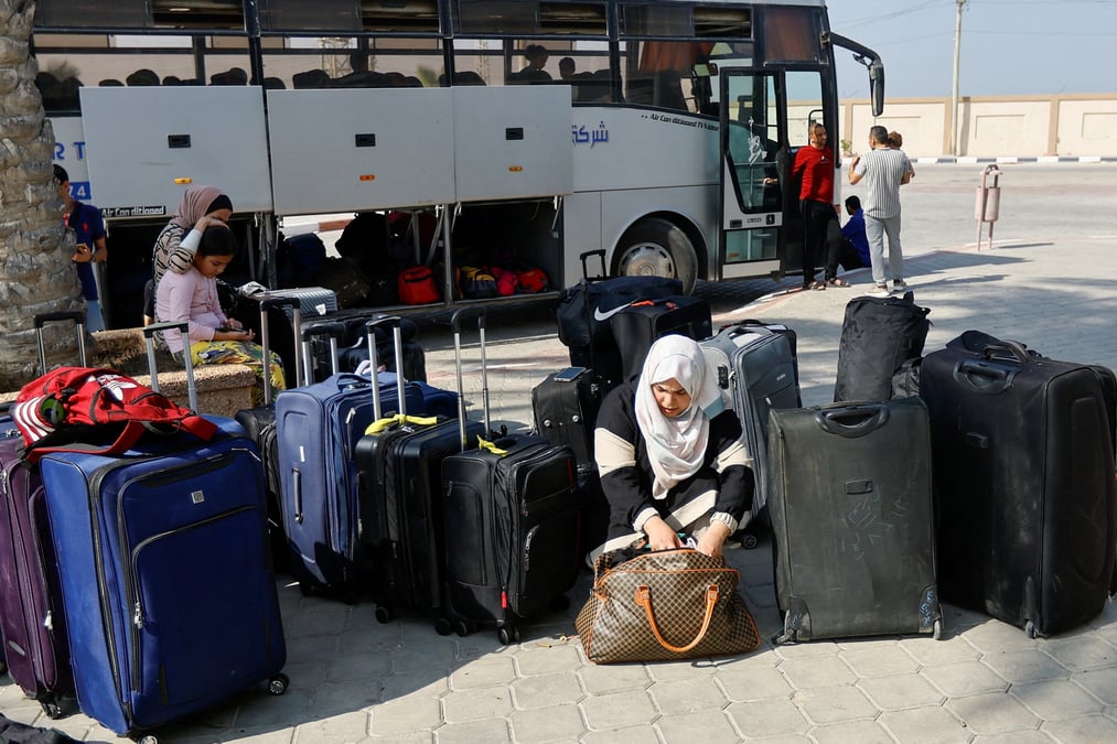 Des palestiniens munis de passeports etrangers attendent l'autorisation de quitter gaza, au poste frontiere de rafah avec l'egypte