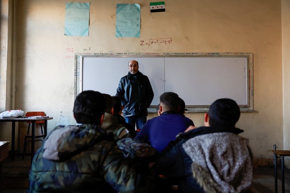 Des etudiants sont assis dans une salle de classe d'une ecole a damas, en syrie
