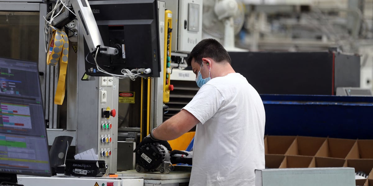 Un employé à l'usine Valeo d'Etaples (Hauts-de-France).