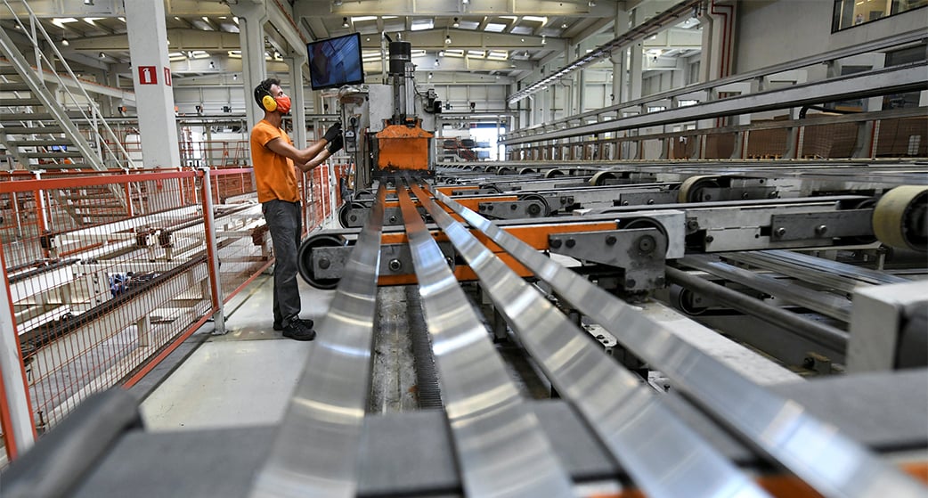 Nikos Ballas, 31 ans, ouvrier dans l'usine Cosmos Aluminium à Larissa, en Grèce, le 8 juillet 2021.
