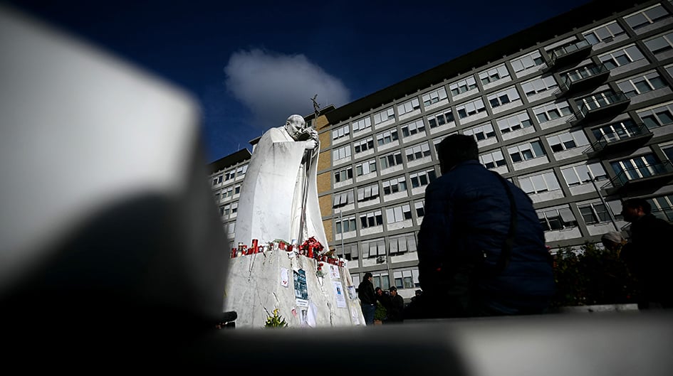 Le pape doit enfin quitter l’hôpital Gemelli de Rome où il était soigné depuis
5 semaines d'une pneumonie.