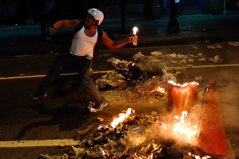 Trois morts dans des violences politiques à Caracas