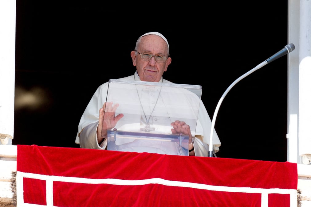 Le pape francois dirige la priere de l'angelus au vatican